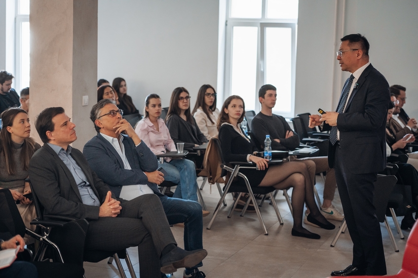 Kineski model razvoja i budućnost globalnog poretka: Profesor Zhang Weiwei održao predavanje na FEFA fakultetu